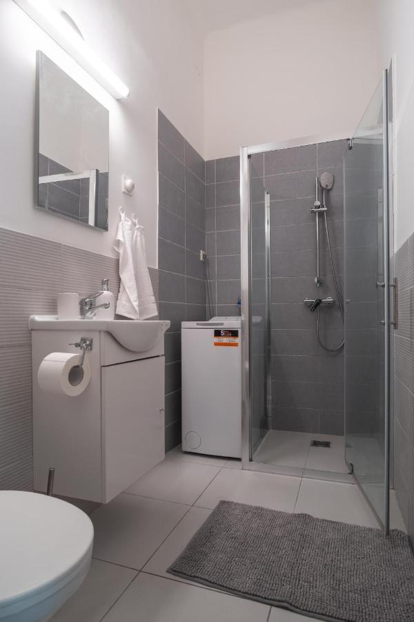 Apartamento Very Central 1-Br Apt With Patio Budapest Exterior foto